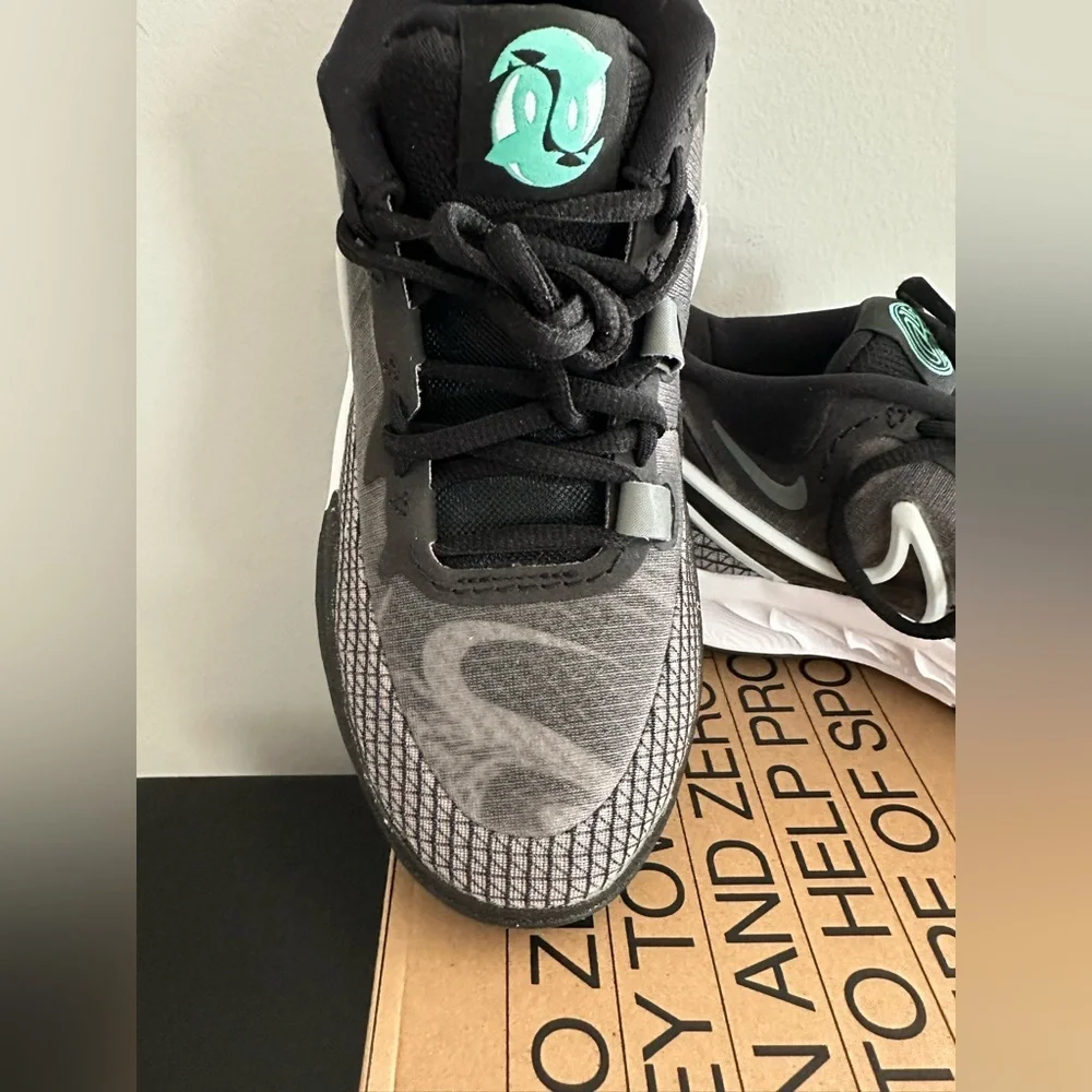 Nike Kyrie 8 GO GS  - Size 5Y – Orca  DQ8076-001 - NEW